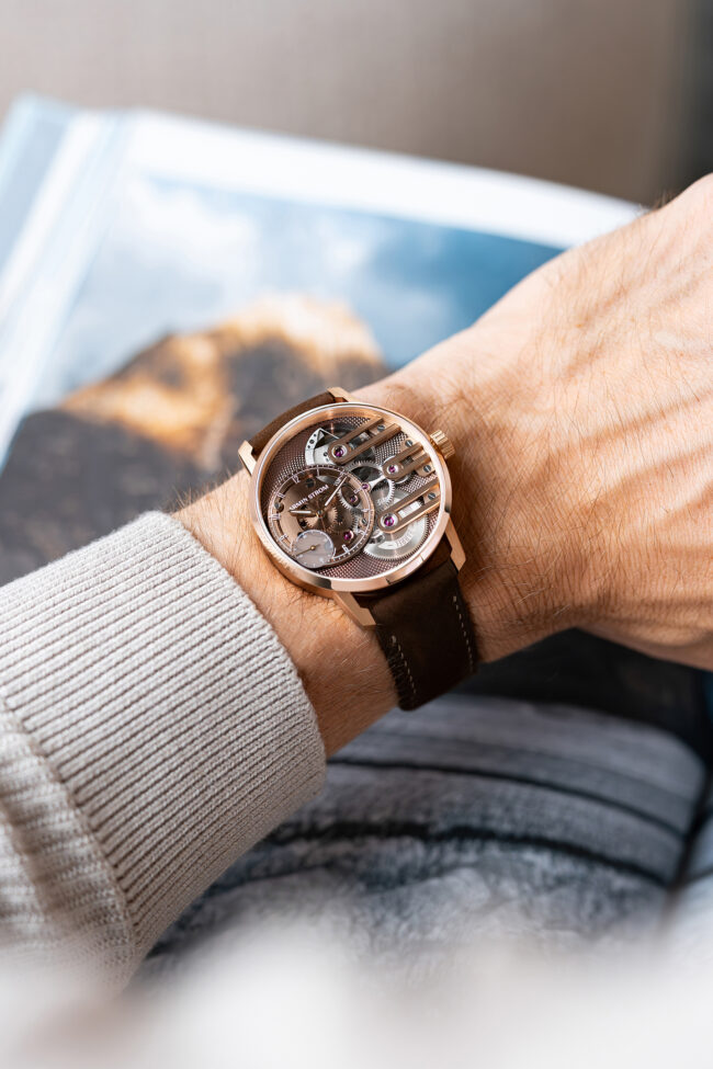 LR_AS_GravityEqualForceRoseGold_mood05